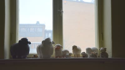 skulpturer av får som finns vid ett fönsterbräde