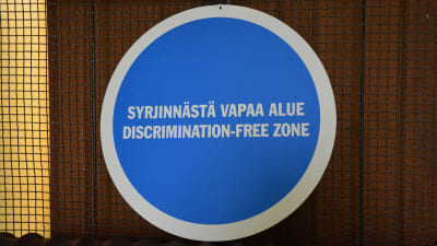 en skylt som det står "diskrimineringsfri zon" på finska och engelska