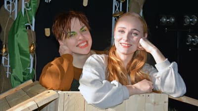 Kaisa Lallukka och Ida Törnroos poserar i "ägget".