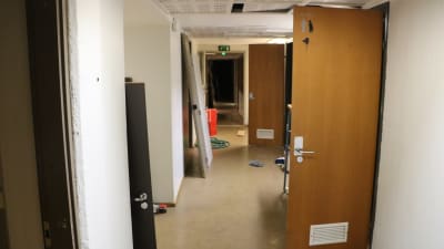 Korridor med toalettdörr på glänt.