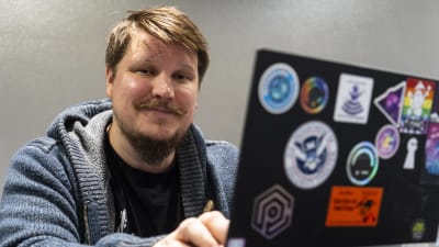 Benjamin Särkkä sitter vid sin dator.