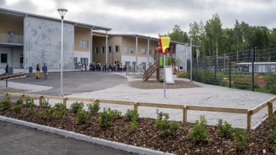 En nybyggd stor skola med många elever utanför dörren. Läsårsstart 2022 i Sjundeå.