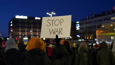 En skylt som det står "stop war" på