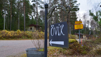 Svart skylt där det står Övik på