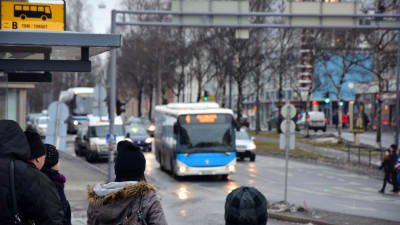 Buss på väg att svänga in på busshållplatsen vid torget i Vasa.