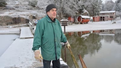 vinterbadaren per-erik holmqvist står vid sollidens allmänna simstrand