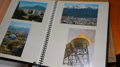 Foton från Grenoble i ett fotoalbum, bland annat med den olympiska elden från de olympiska vinterspelen 1968.