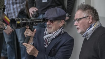 Närbild på regissören Steven Spielberg under inspelningen av The Post-filmen.
