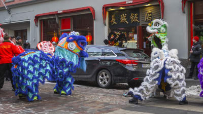 Dansande figurer i Kampen i Helsingfors under firandet av det kinesiska nyåret.