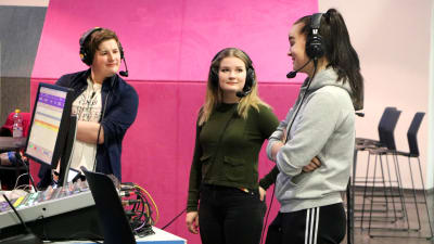 Daniel Tallberg, Dora Lagerspetz och Lina Smedlund intervjuas.
