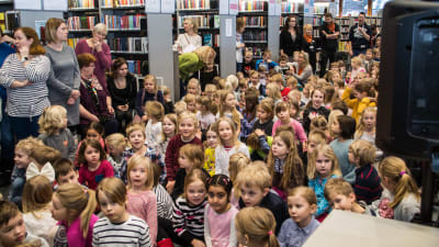 Hav av barn i biblioteket