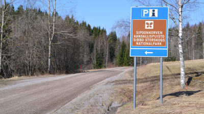 Vägskylt över Sibbo storskogs nationalpark