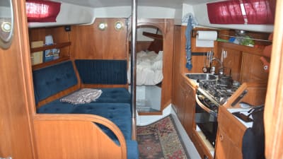 Insidan av en segelbåt, med en soffa och kök
