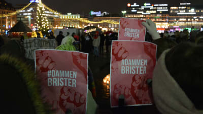 Tre kvinnor håller upp plakat med slagordet #dammenbrister under me too- demonstration. 