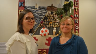 Saija Westerlund-Cook och Britt-Helen Tuomela-Holti från Folkhälsan utbildar kursdeltagare i Hackneymetoden