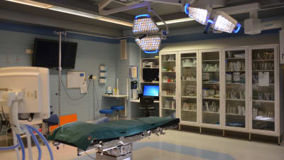 en tom operationssal med lampor och monitorer