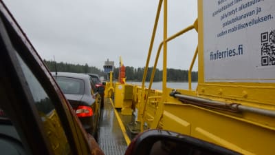 Många båtar på en färja till Baggö