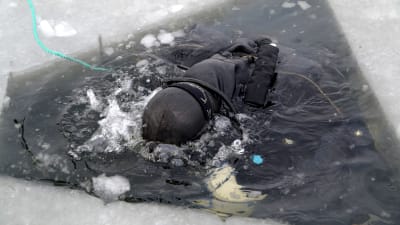 Dykare ute på isen.