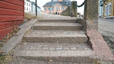 Grustäckt trappa.