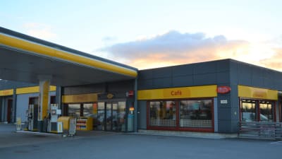 Servicestation med café innuti och tankstation utanför