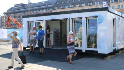 Den nya infocontainern på Salutorget i Åbo