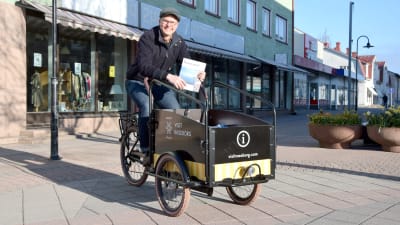 Ville Vuorelma sitter på turistinfocykeln.