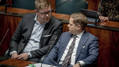 Kansanedustajat Antti Lindtman ja Markus Lohi täysistunnossa 11.9.2019