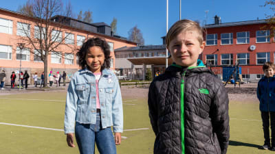 Elever ute på skolgård i Borgå.