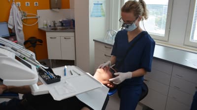 Oikomishoitoon erikoistuva hammaslääkäri Iida Kalske suunnittelee uniapneakiskon laittamista Sami Valmeen hampaisiin TYKSissä. 