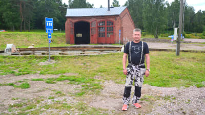 Harri Kokkomäki framför lilla lokstallet i Borgå.