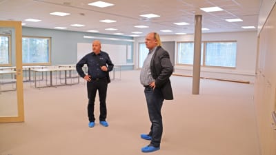 Markku Antinluoma och Jari Kettunen inspekterar Kevätkummun koulus klassrum