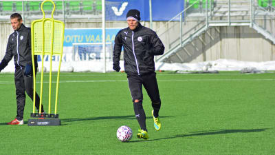 Timi Lahti med bollen på en fotbollsplan.