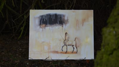 En målning på en kentaur, vid en gran.