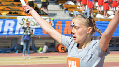 Nathalie Blomqvist sträcker armarna i luften