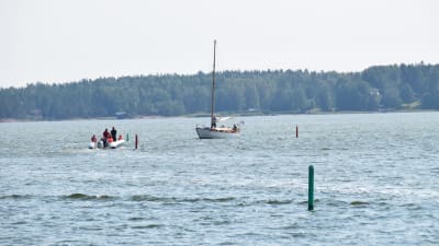 båtar i vid bakom grönt sjömärke
