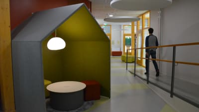 Litet hus gjort av filt i en skolkorridor.