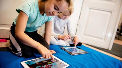 Två barn som använder Pikku Kakkonens Eskari-applikation.
