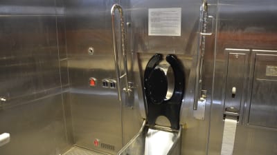 plåtklädd insida i en av åbo stads allmänna toaletter.