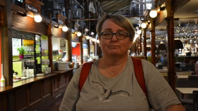 Maarit Korhonen tittar in i kameran.