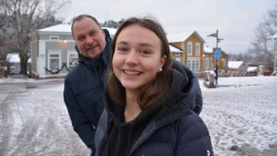 Östnylands lucia 2019 och luciapappan står på rådhustorget i Borgå.