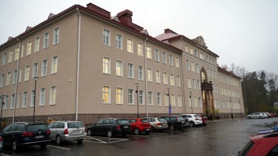 Ekåsens huvudbyggnad där Raseborgs stads administration finns.