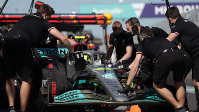 Lewis Hamiltons bil skuffas in i depån.