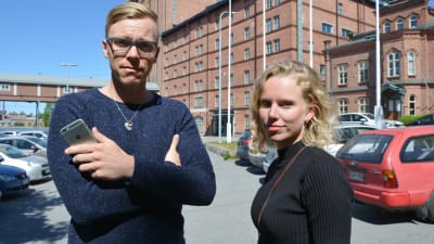 Statsvetarna Janne Berg och Jenny Lindholm utanför Åbo Akademi i Vasa.