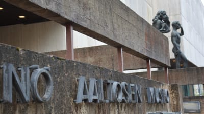 Närbild på text där det står Wäinö Aaltosen museo, utanför muséet. Två statyer står i bakgrunden.