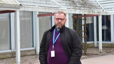 Fred Wilén står ute på gården framför Matteus kyrka. 