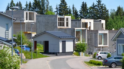 Halvfärdiga hus.