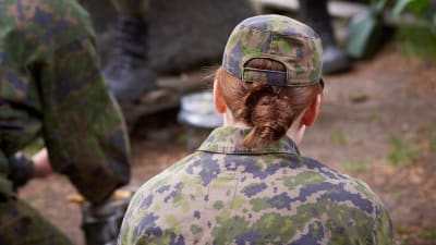 En kvinnlig beväring i armén.