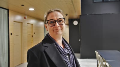 Arkitekt Ann Charlott Hästö i en korridor i Aurum, Åbo Akademi.