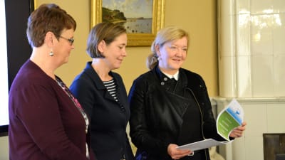 Kristina Lönnfors, Mia Heijnsbroek-Wirén och Kirsi Kettunen.