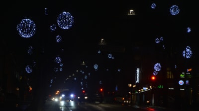Julbelysning längs Mannerheimgatan i Borgå.